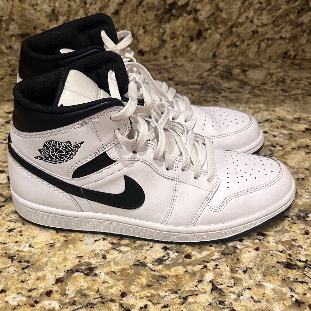 Nike Air Jordan White and Black Men's Shoes size 9.5 EUC